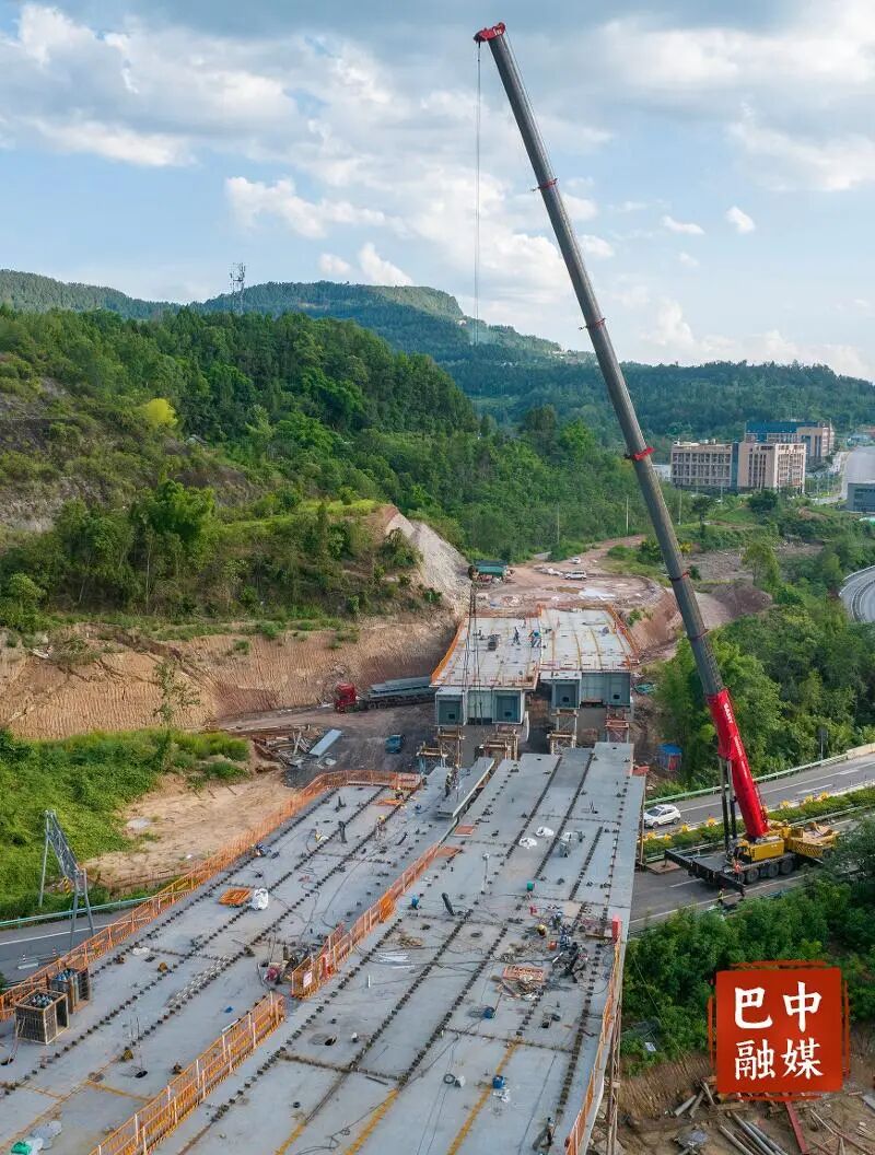 巴城过境公路 恩广高速跨线桥9月底实现桥梁合龙